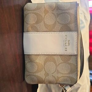Coach small corner zip wristlet *(pending)*